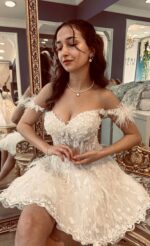 Üç Boyutlu Çiçekli Tüy Detaylı Düşük Askılı Kalp Yaka After Party Elbise