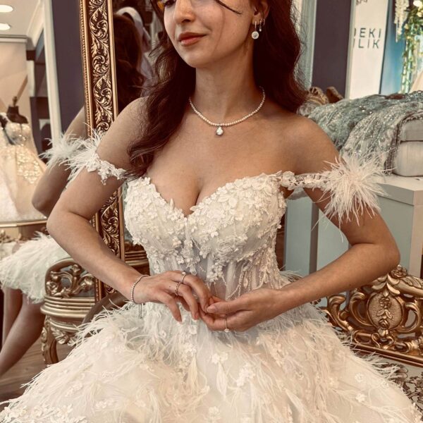 Üç Boyutlu Çiçekli Tüy Detaylı Düşük Askılı Kalp Yaka After Party Elbise