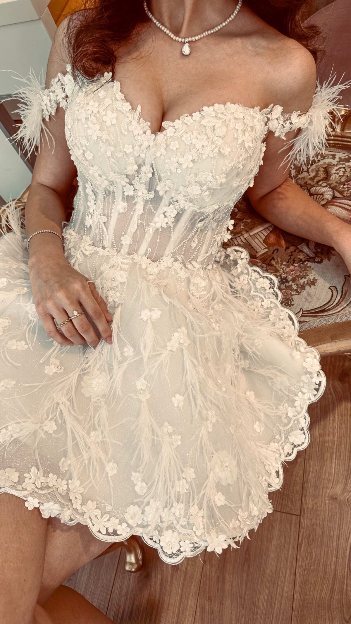 Üç Boyutlu Çiçekli Tüy Detaylı Düşük Askılı Kalp Yaka After Party Elbise - Görsel 4