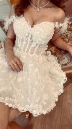 Üç Boyutlu Çiçekli Tüy Detaylı Düşük Askılı Kalp Yaka After Party Elbise - Görsel 4