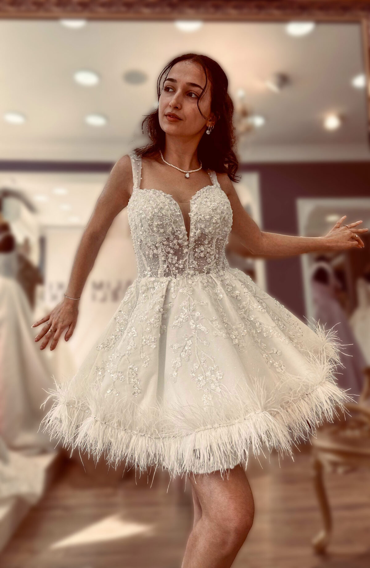 Üç Boyutlu Çiçekli Tüy Detaylı Kalp Yaka Askılı After Party Elbise - Görsel 3