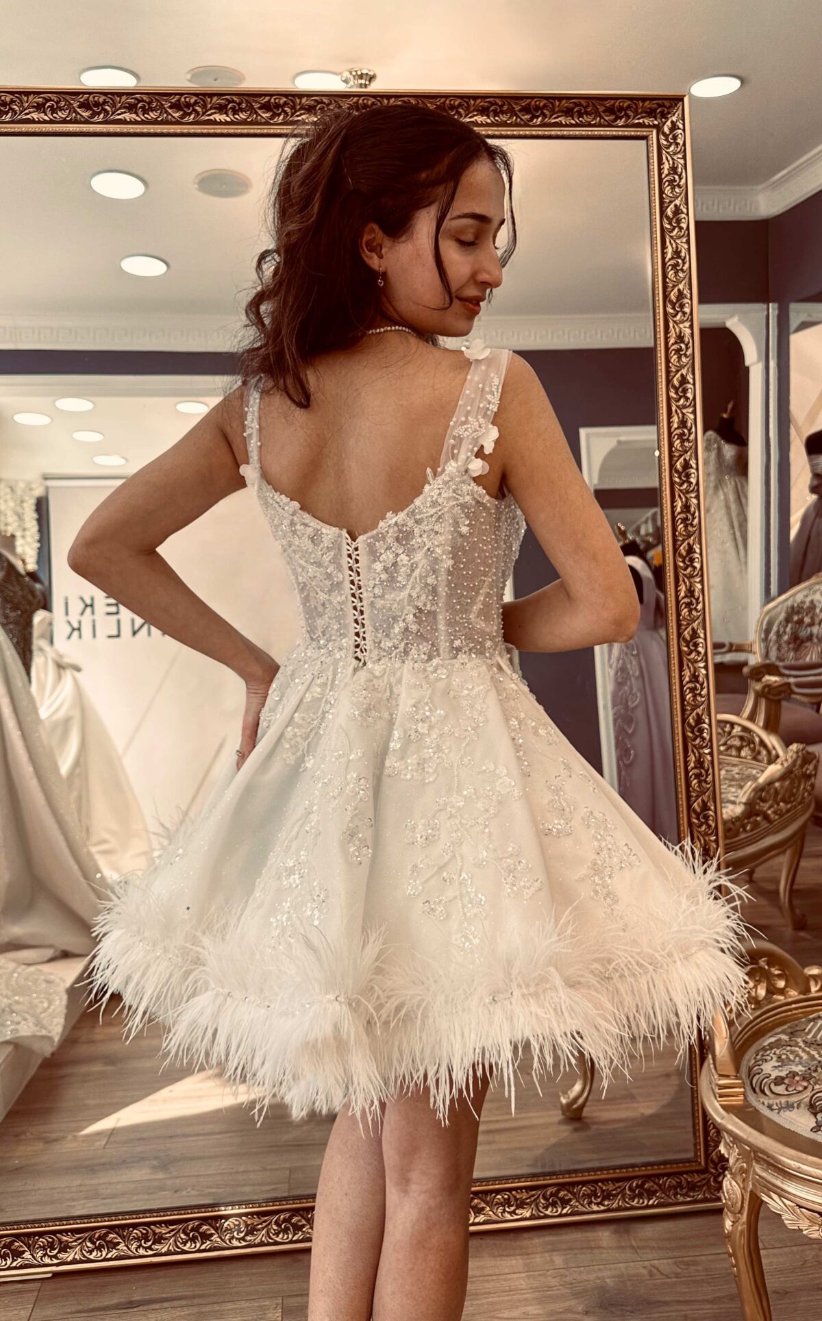 Üç Boyutlu Çiçekli Tüy Detaylı Kalp Yaka Askılı After Party Elbise - Görsel 4