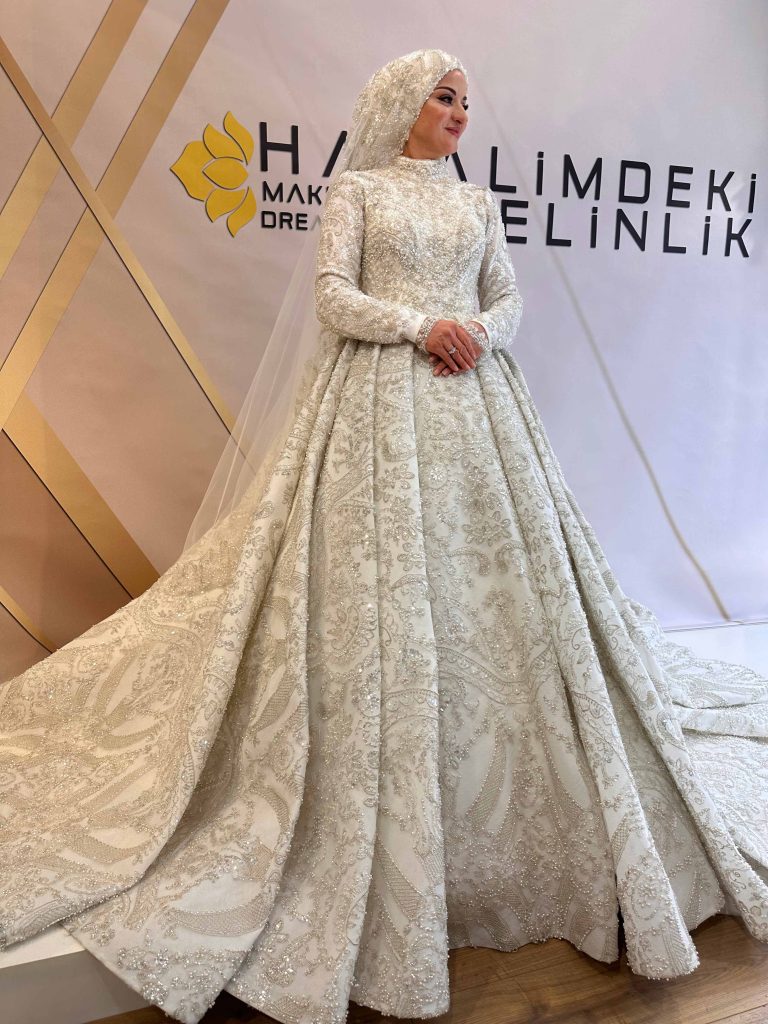 Gumus Islemeli Dantel Saten Tesettur Uzun Kollu Prenses Gelinlik 3 | İndirimli Gelinlikler