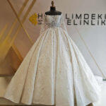 Düz Yaka Uzun Kollu Komple İnci ve Swarovski İşlemeli Prenses Gelinlik