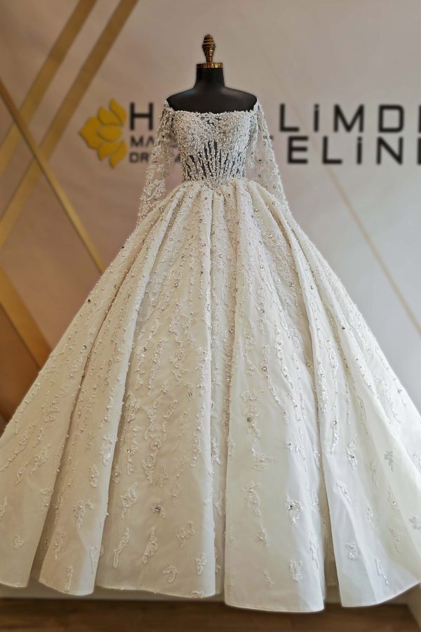 Duz Yaka Uzun Kollu Komple Inci ve Swarovski Islemeli Prenses Gelinlik 1 scaled | Home