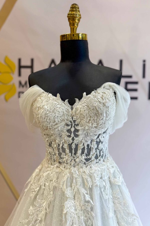 Kalp Yaka Transparan Beden Islemeli Dantel Detayli Helen Gelinlik 1 scaled | Home