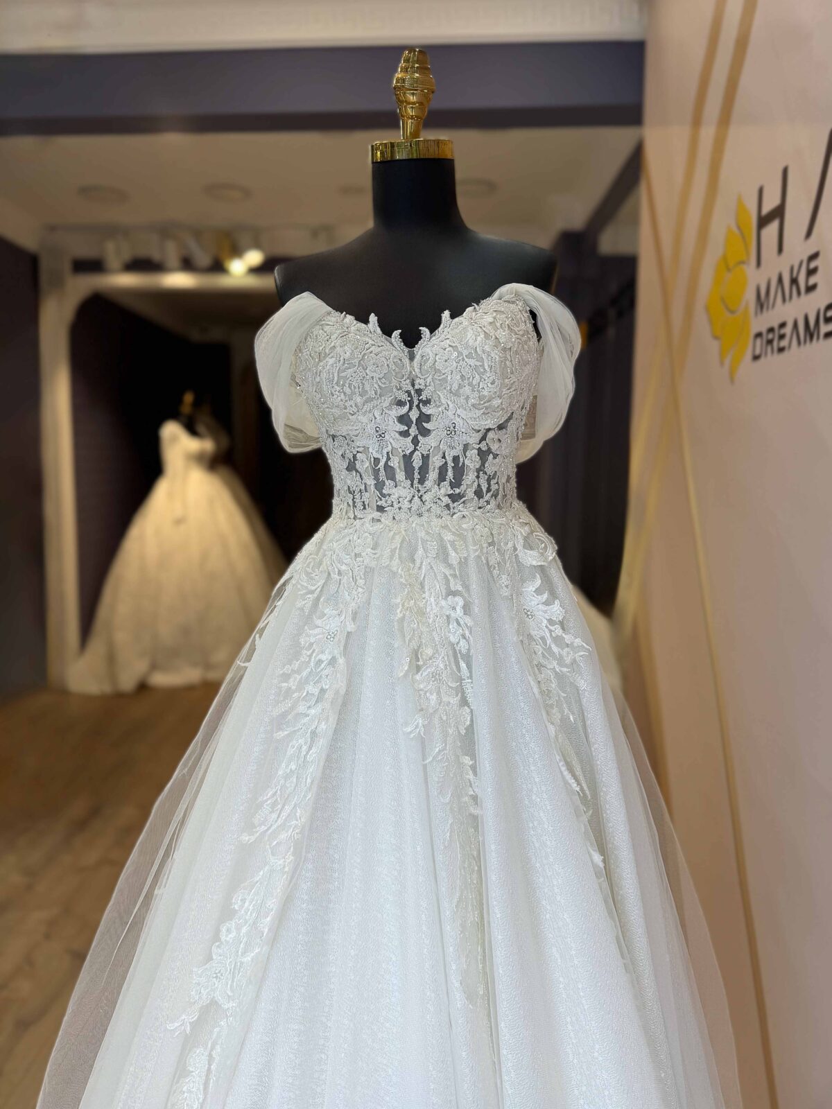 Sweetheart Neckline Transparent Body Embroidered Lace Detailed Helen Wedding Dress - Image 5