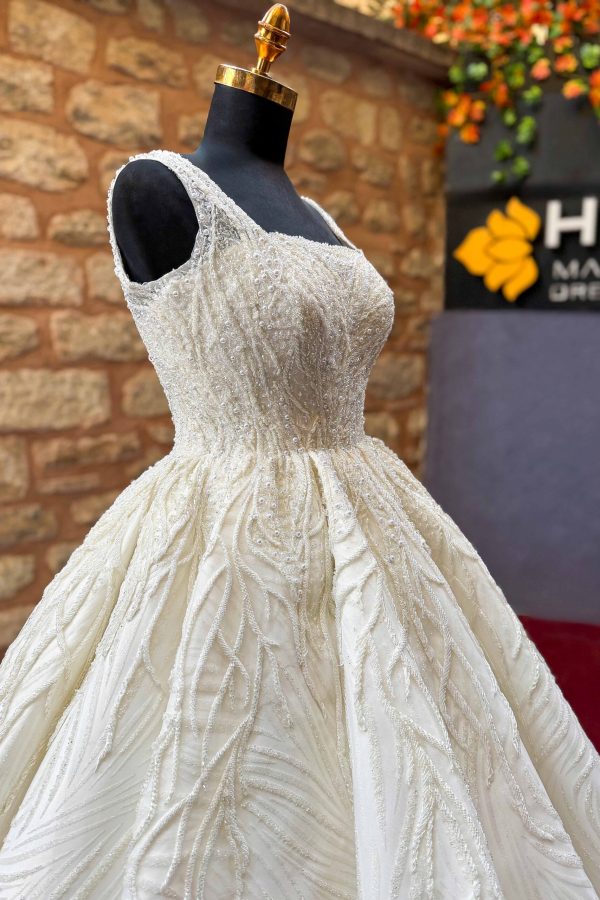 Kare Yaka Yoğun İşlemeli Simli Dantelli Hacimli A Kesim Gelinlik