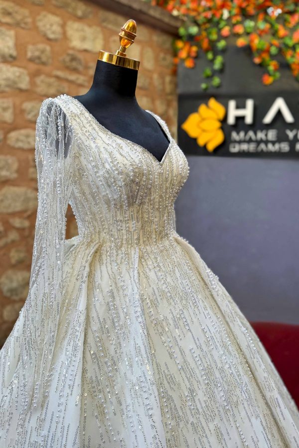 Uzun Kollu V Yaka Komple Inci ve Kristal Islemeli A Kesim Gelinlik scaled | Anasayfa