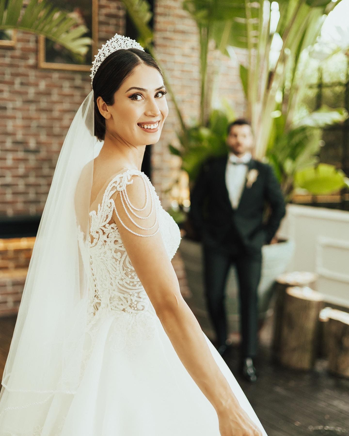 Tul ve Uc Boyutlu Cicekli Dantel Kalp Yaka Dusuk Askili Helen Gelinlik 3 | About us