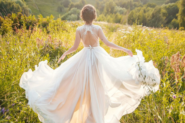 Kır Düğünü İçin Gelinlik Nasıl Olmalı?