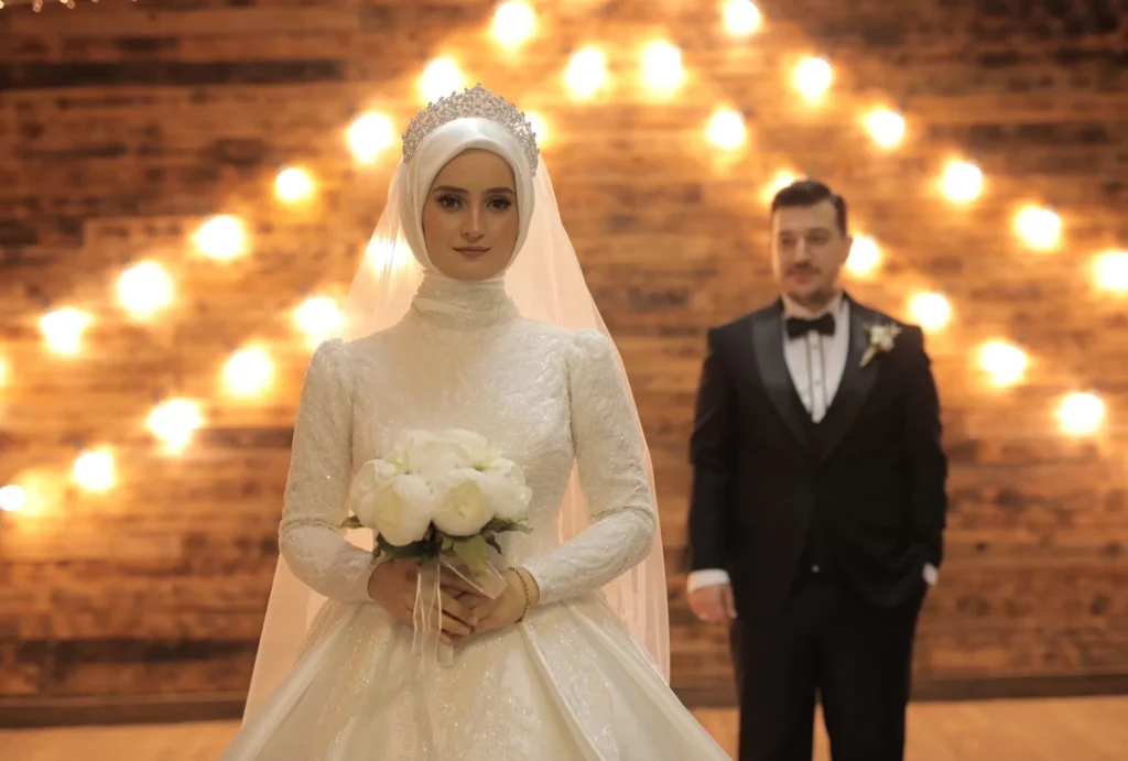 Tesettür Gelinlik Seçerken Nelere Dikkat Edilmeli? 8 | Tesettür Gelinlik Seçerken Nelere Dikkat Edilmeli? Islemeli Dantel Saten Tesettur Uzun Kol Pileli Hacimli A Kesim Gelinlik | Tesettür Gelinlik Seçerken Nelere Dikkat Edilmeli?