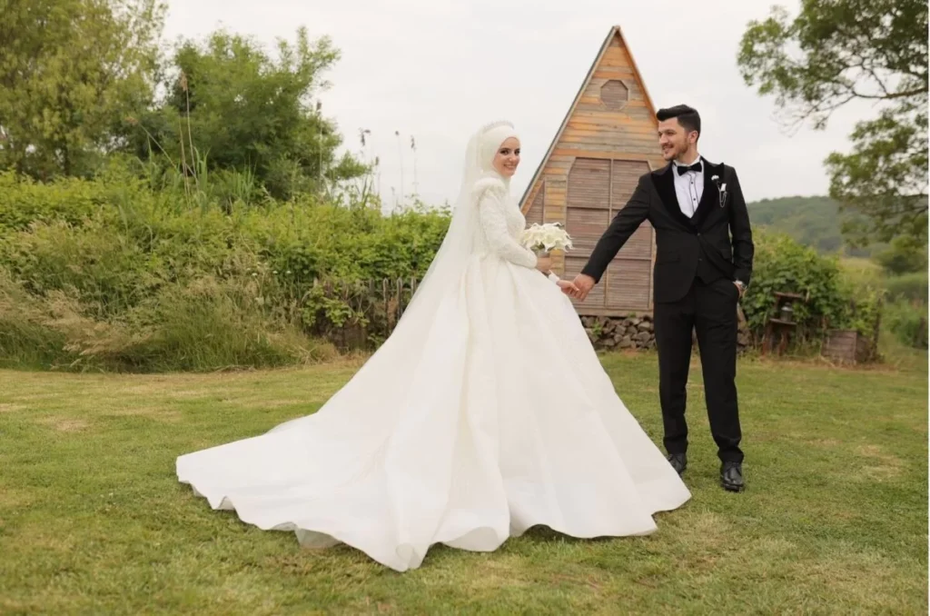 Tesettür Gelinlik Seçerken Nelere Dikkat Edilmeli? 6 | Tesettür Gelinlik Seçerken Nelere Dikkat Edilmeli? Komple Islemeli Dantel Organze Tesettur Uzun Kol Pileli Hacimli A Kesim Gelinlik 1 1200x794 1 | Tesettür Gelinlik Seçerken Nelere Dikkat Edilmeli?